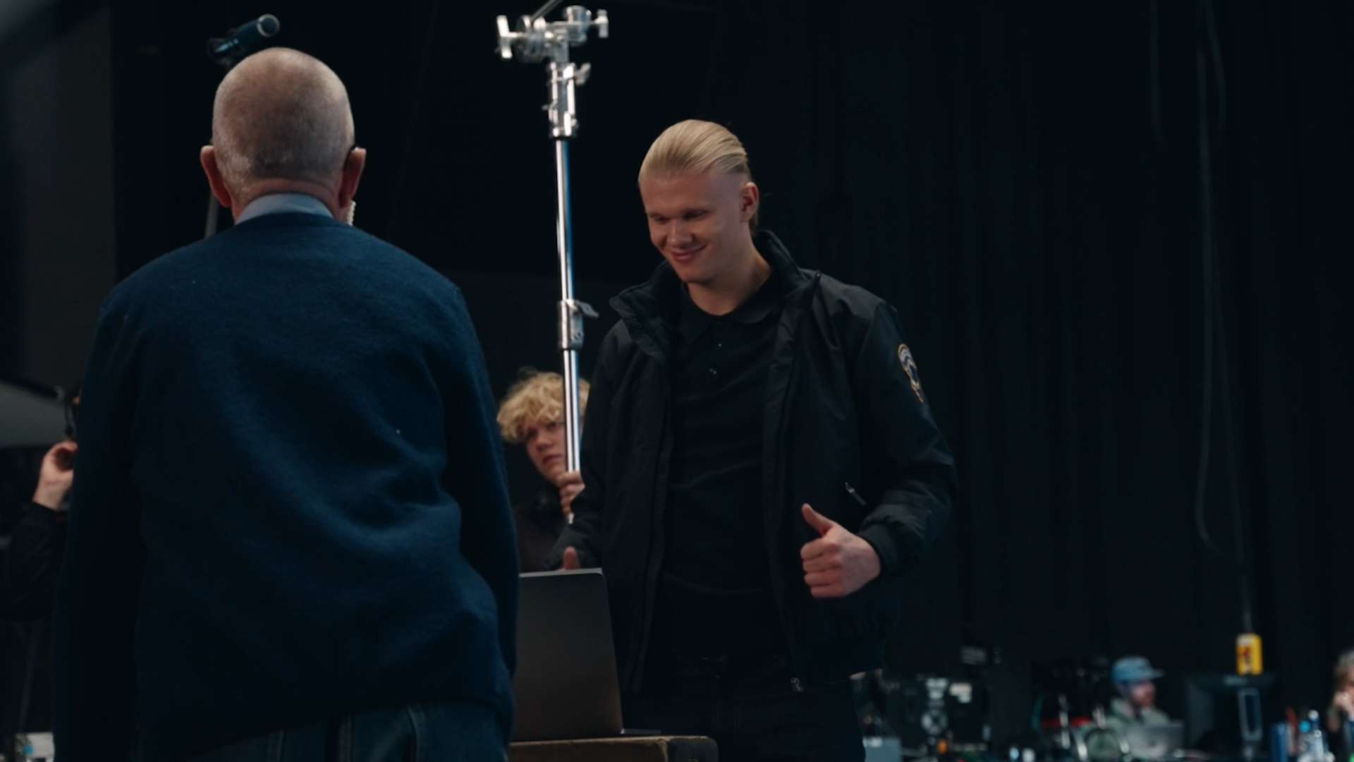 情显然要更 情显然要更